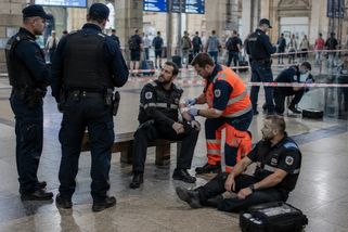 Když je cigareta důležitější než zákon. Policie pátrá po útočnících z brněnského nádraží